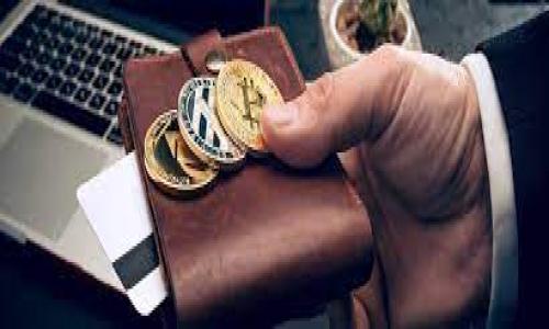 数字加密货币（Cryptocurrency）是一种基于区块链技术的虚拟货币，采用密码学原理保障交易安全，并通过去中心化的方式实现价值转移。以下是对数字加密货币的简要介绍：

### 什么是数字加密货币？

数字加密货币是一种电子货币，使用加密技术确保交易的安全性和生成新的单位。与传统货币不同，数字加密货币并不依赖中央银行或政府机构发行和管理，而是通过去中心化的技术（如区块链）进行记录和验证。比特币是最早也是最著名的数字加密货币，诞生于2009年。

### 数字加密货币的特点

1. **去中心化**：数字加密货币采用分布式账本技术，任何人都可以参与网络，交易记录在所有参与者的设备上保存，降低了单点故障的风险。
   
2. **安全性**：利用密码学技术，确保交易数据的安全性和匿名性，防止伪造和篡改。

3. **匿名性**：虽然所有交易记录都是公开的，但用户的身份通常是匿名的，保护了用户的隐私。

4. **全球性**：数字加密货币可以在全球范围内自由交易，不受地理限制。

### 数字加密货币的类型

- **比特币（Bitcoin）**：首个且最经典的数字加密货币。
- **以太坊（Ethereum）**：不仅是货币，还提供了智能合约的平台。
- **莱特币（Litecoin）**：以更快的交易确认时间、提高了交易效率。
- **瑞波币（Ripple）**：专注于跨境支付和银行间转账。
  
### 数字加密货币的应用

- **投资和投机**：许多人将数字加密货币视作一种新兴的资产类别，进行投资和交易。
- **支付系统**：一些商家接受加密货币作为支付方式。
- **智能合约和去中心化应用**：在以太坊等平台上，可以进行各类去中心化应用的开发。
  
### 建议

在投资数字加密货币时，请务必进行充分的研究和尽职调查，了解不同币种的特性及风险。

随着数字经济的发展，加密货币可能会继续成长，形塑未来的金融科技格局。